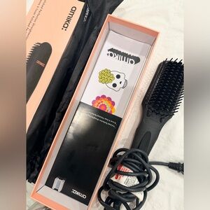 amika Brush Straightening Tool